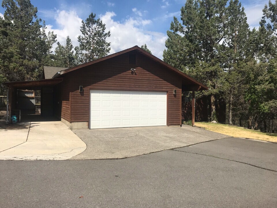 64224 Tumalo Rim Dr in Bend, OR - Building Photo