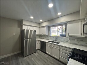 6727 W Charleston Blvd in Las Vegas, NV - Foto de edificio - Building Photo
