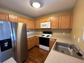 211 Central St in Norwood, MA - Foto de edificio - Building Photo