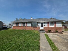 1724 N Lakeland Dr in Norfolk, VA - Building Photo