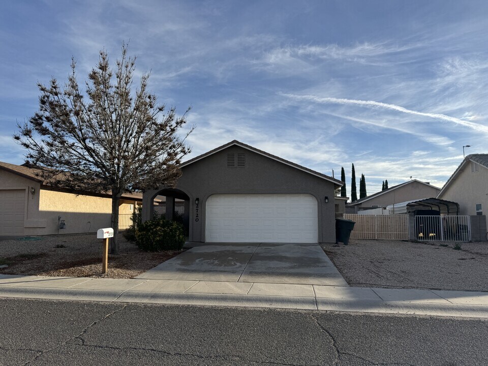 2720 Superba Ave in Kingman, AZ - Building Photo