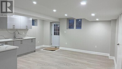 7 Avanti Cres in Hamilton, ON - Building Photo - Building Photo