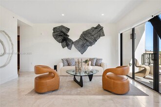 701 Valencia Ave in Coral Gables, FL - Foto de edificio - Building Photo