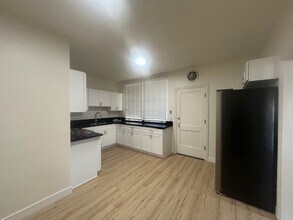 740 E Carson St, Unit Apt 1 in Long Beach, CA - Foto de edificio - Building Photo