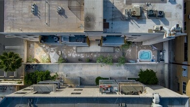 Vista Luxury Investments, LLC in Los Angeles, CA - Foto de edificio - Building Photo