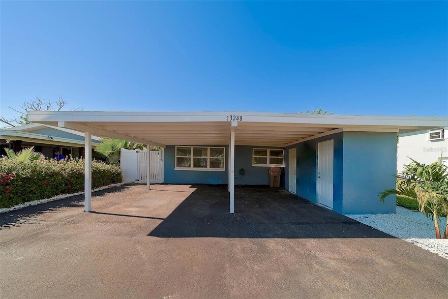 13248 4th St E, Unit B in Madeira Beach, FL - Foto de edificio