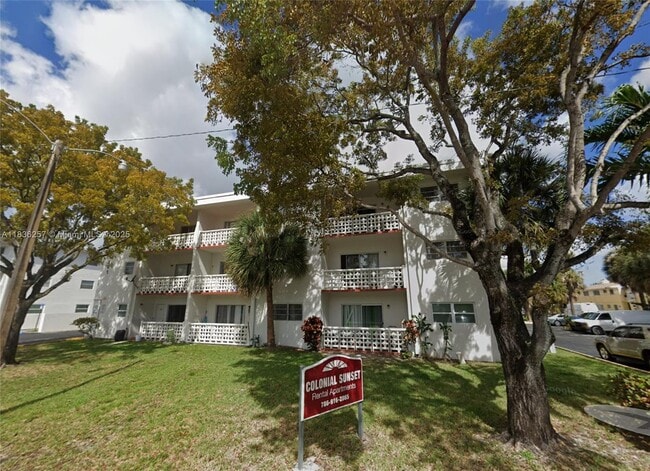 941 NE 170th St in Miami, FL - Foto de edificio - Building Photo