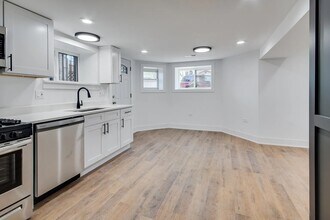 2453 N Mozart St in Chicago, IL - Building Photo - Building Photo