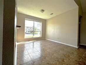 339 El Toro Ln in Webster, TX - Building Photo - Building Photo