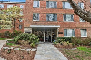 4100 W St NW, Unit 302 in Washington, DC - Building Photo