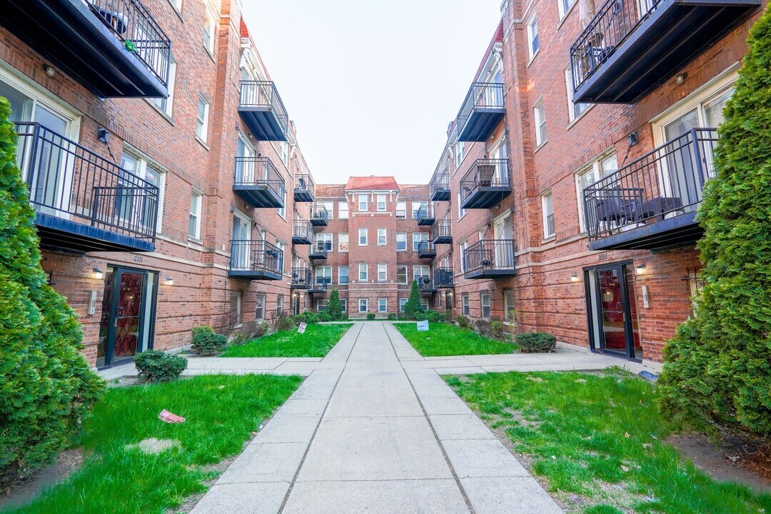 2105 E 67th St in Chicago, IL - Building Photo