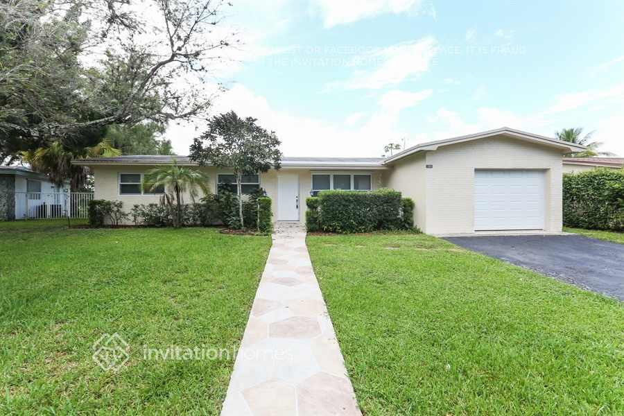 10320 NW 18th Pl in Pembroke Pines, FL - Building Photo