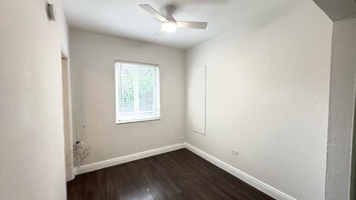 11105 NE 9th Ave in Biscayne Park, FL - Foto de edificio - Building Photo