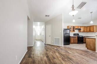 12335 Kings Chase Dr in Houston, TX - Building Photo - Building Photo