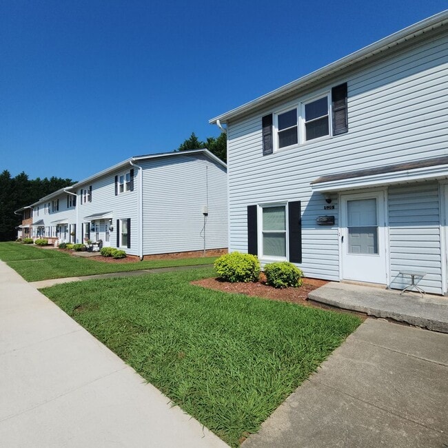526 S Cherry St in Kernersville, NC - Building Photo - Building Photo