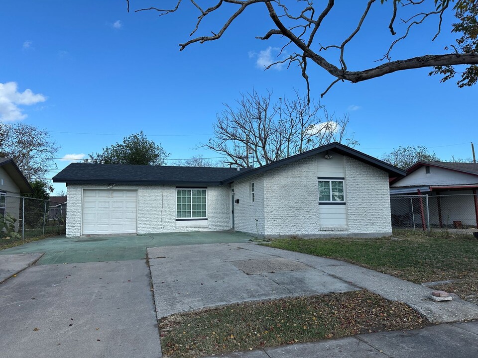 1906 Roslyn St in Corpus Christi, TX - Building Photo