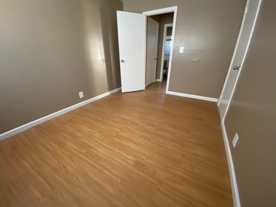 Woodside Place in Mountain View, CA - Building Photo