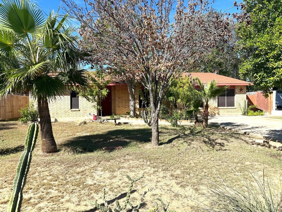 608 Sesame Ln in Laredo, TX - Building Photo