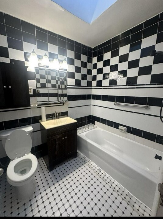 301 Loureiro Ln in Oxon Hill, MD - Building Photo