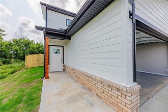 1602 SW Casuarina Dr in Bentonville, AR - Building Photo - Building Photo