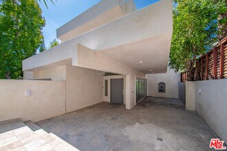 1591 Lindacrest Dr in Beverly Hills, CA - Building Photo - Building Photo