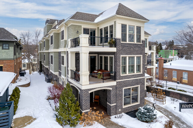 415 Indian Mound St in Wayzata, MN - Foto de edificio - Building Photo