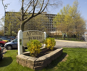 Apthorp in East Cleveland, OH - Foto de edificio