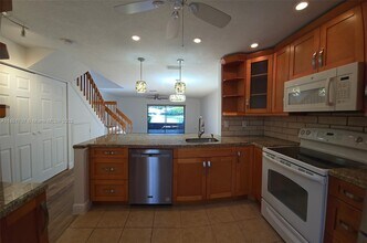 10548 NW 6th St in Pembroke Pines, FL - Building Photo - Building Photo