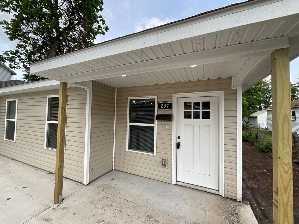 205-207 S Byers Ave in Joplin, MO - Building Photo