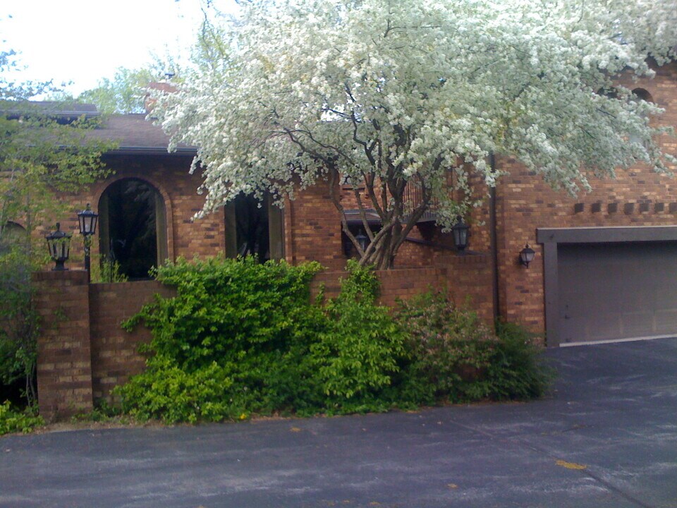 15220 Marilyn Dr in Elm Grove, WI - Building Photo