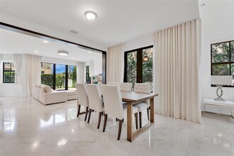 10574 NW 70th Ln in Doral, FL - Building Photo - Building Photo