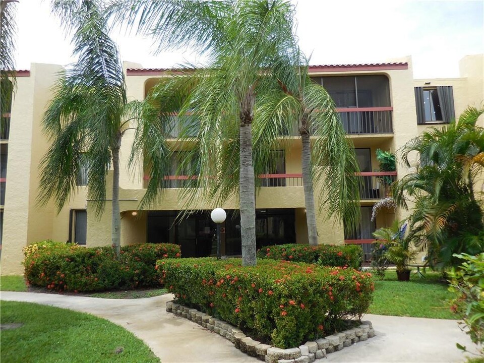 733 SE 1st Way, Unit 206 in Deerfield Beach, FL - Building Photo