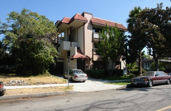 136 S Everett St in Glendale, CA - Building Photo - Building Photo