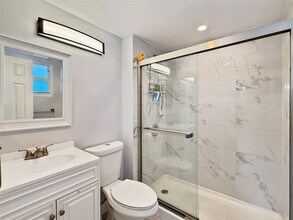 114 Royal Pk Dr, Unit 3A in Oakland Park, FL - Building Photo - Building Photo