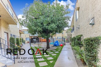 8555 Independence Ave in Los Angeles, CA - Foto de edificio - Building Photo