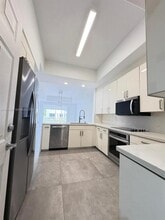 3172 NE 211th St in Aventura, FL - Building Photo - Building Photo