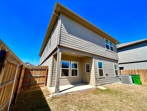 221 Granary Dr in Uhland, TX - Building Photo - Building Photo