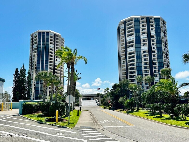 1 Oceans W Blvd, Unit 4B5 in Daytona Beach, FL - Building Photo