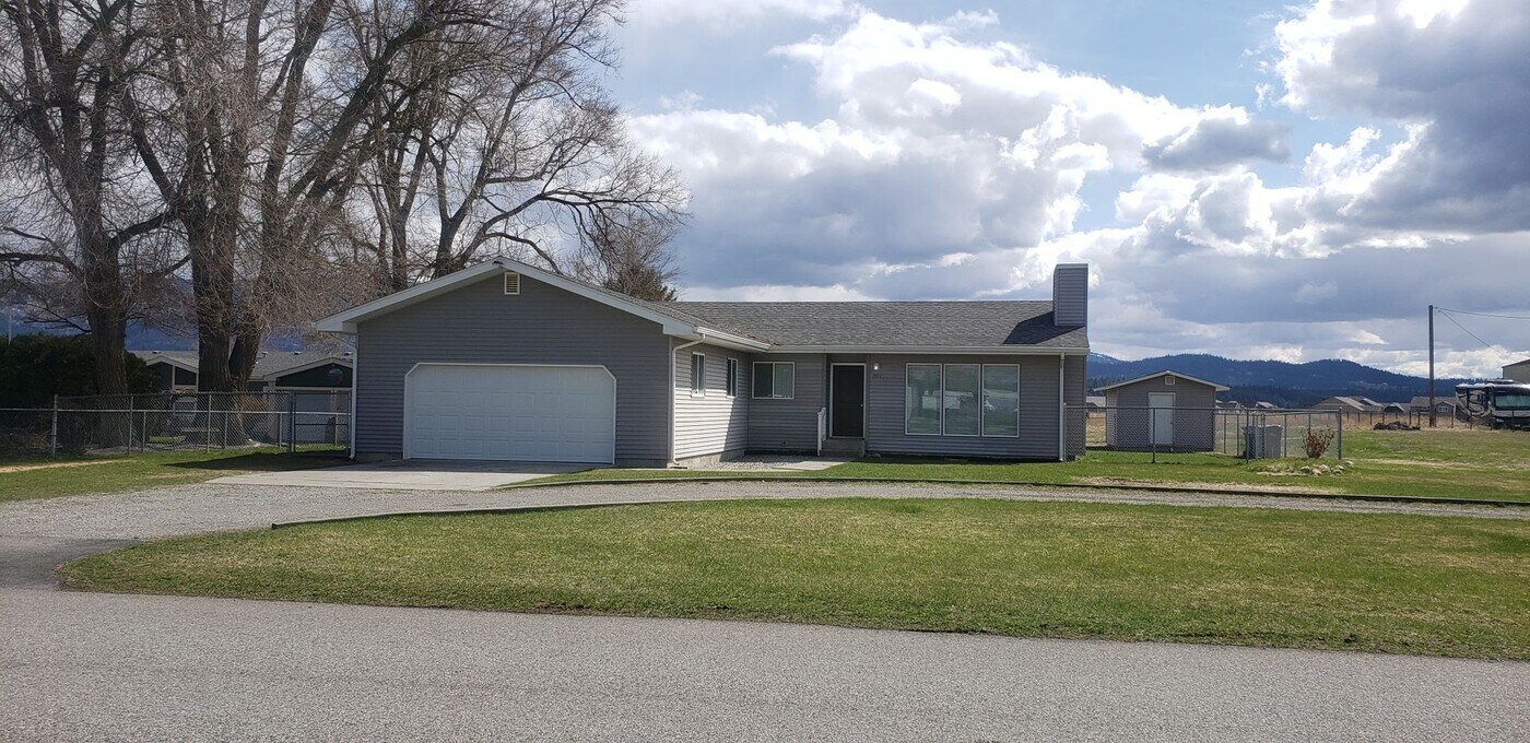 19810 E 8th Ave in Greenacres, WA - Building Photo