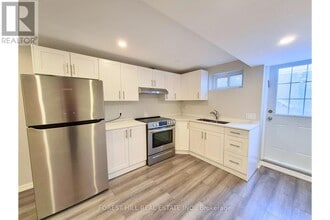 136 Esther Crescent in Vaughan, ON - Building Photo - Building Photo