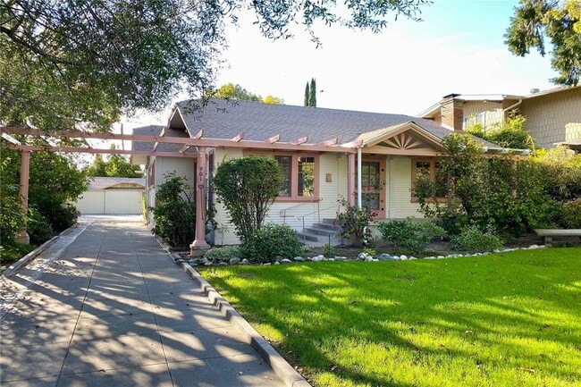 901 N Indian Hill Blvd in Claremont, CA - Building Photo - Building Photo