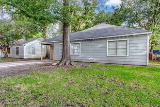7531 Dixie Dr in Houston, TX - Foto de edificio - Building Photo