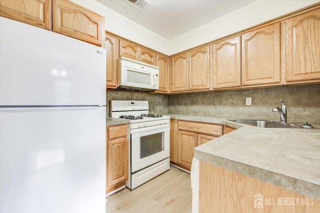 54 Tanglewood Ct in Monmouth Junction, NJ - Building Photo - Building Photo