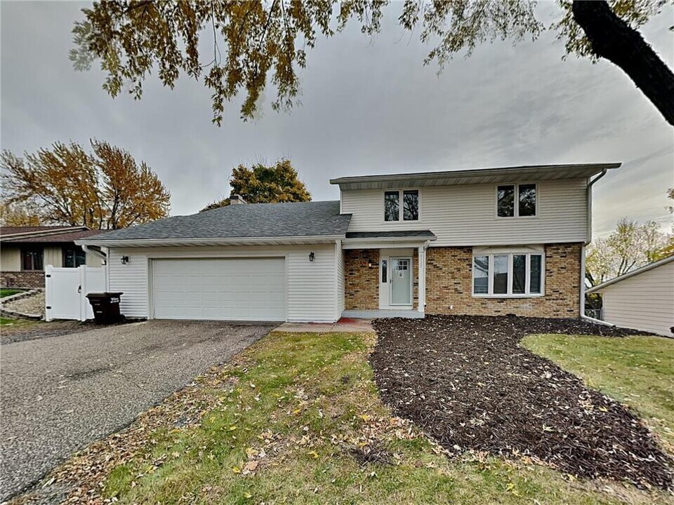 8525 Ivywood Ave S in Cottage Grove, MN - Building Photo