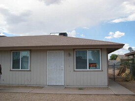 410 E Peppertree Ave in Apache Junction, AZ - Building Photo