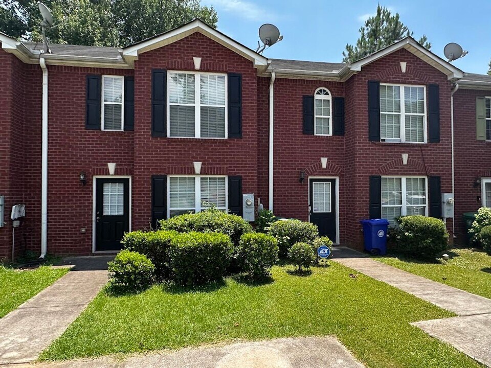 2413 Piering Dr in Stonecrest, GA - Building Photo