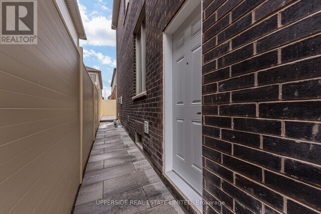 73 Gemini Dr in Barrie, ON - Building Photo - Building Photo