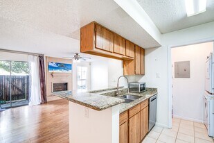 3919 Fairmont Pkwy in Pasadena, TX - Building Photo