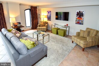 1080 Wisconsin Ave NW, Unit N305 in Washington, DC - Foto de edificio - Building Photo