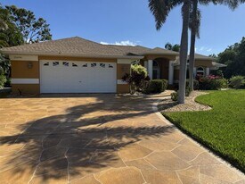 15696 Hennipen Cir in Port Charlotte, FL - Building Photo